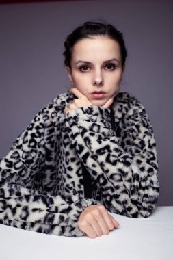 Gri bir geçmişi olan güzel genç bir kadın.