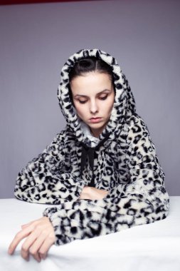 Stüdyodaki kadın, gri arka plan