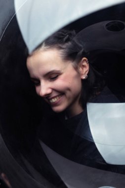 Güzel bir kadının sanat portresi, siyah arkaplan.