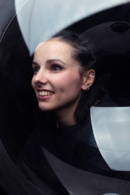 Güzel bir kadının sanat portresi, siyah arkaplan.