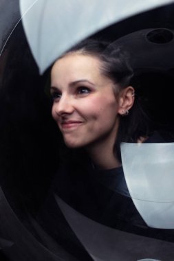 Güzel bir kadının sanat portresi, siyah arkaplan.