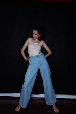 Stüdyoda güzel bir kadın, beyaz arka plan