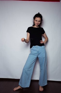 Stüdyoda güzel bir kadın, beyaz arka plan