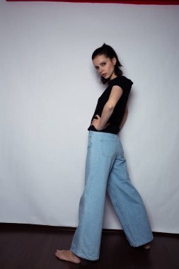 Stüdyoda güzel bir kadın, beyaz arka plan