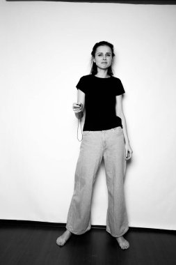 Stüdyoda güzel bir kadın, beyaz arka plan