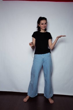 Stüdyoda güzel bir kadın, beyaz arka plan