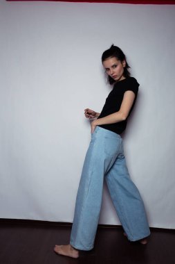 Kot pantolonlu güzel kadın.