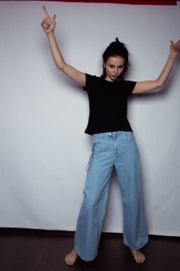 Kot pantolonlu güzel kadın.