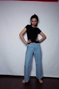 Kot pantolonlu güzel kadın.