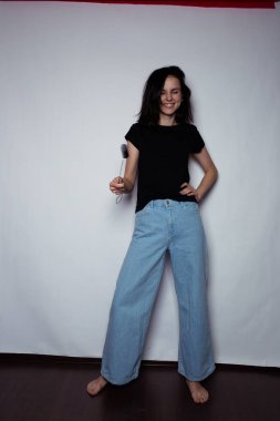 Kot pantolonlu güzel kadın.