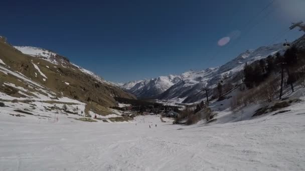 Uitzicht Besneeuwde Bergen Vanaf Skipiste — Stockvideo