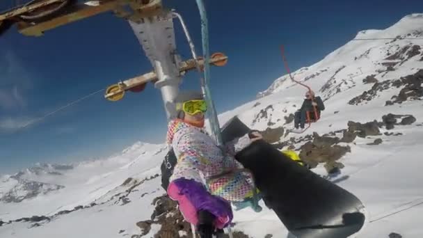 Kız Snowboardcu Dağda Kayak Asansörüne Biniyor Kamerada Kendi Fotoğrafını Çekiyor — Stok video