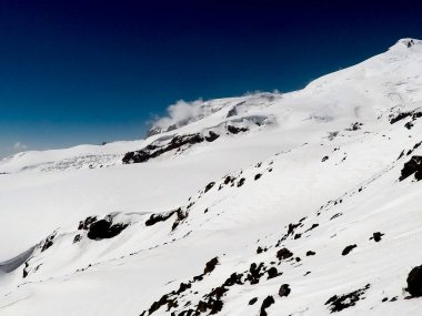 Güneşli bir günde Elbrus 'un karlı dağları