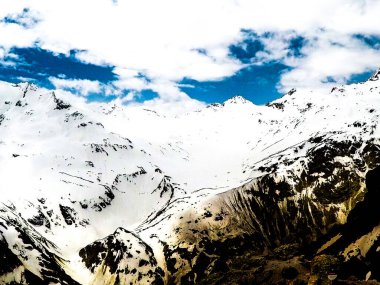 Güneşli bir günde Elbrus 'un karlı dağları