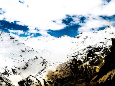 Güneşli bir günde Elbrus 'un karlı dağları