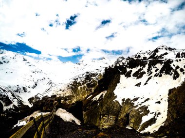 Güneşli bir günde Elbrus 'un karlı dağları