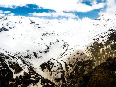 Güneşli bir günde Elbrus 'un karlı dağları