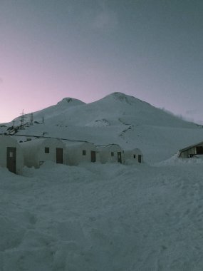 Güneşli bir günde Elbrus 'un karlı dağları