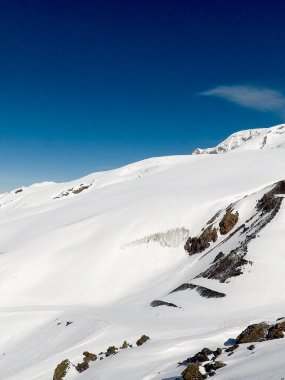 Güneşli bir günde Elbrus 'un karlı dağları