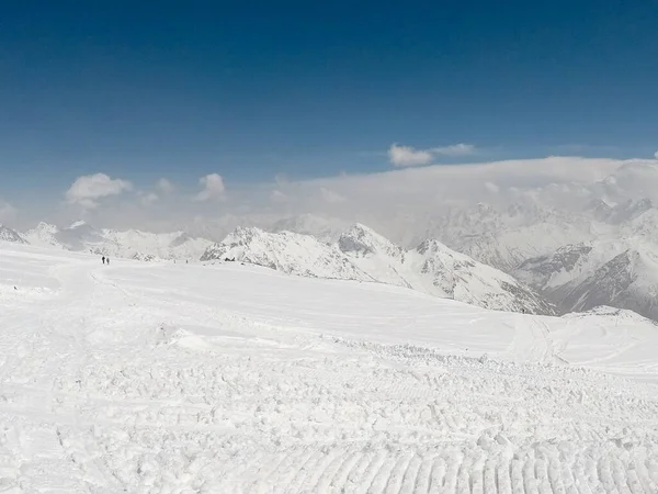 Śnieżne Góry Elbrus Słoneczny Dzień — Zdjęcie stockowe