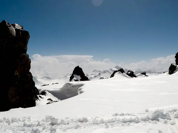 Güneşli Bir Günde Elbrus Karlı Dağları — Stok fotoğraf