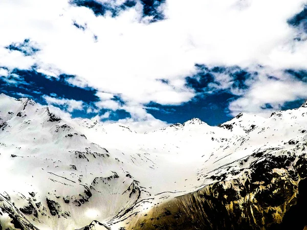 Schneebedeckter Elbrus Einem Sonnigen Tag — Stockfoto