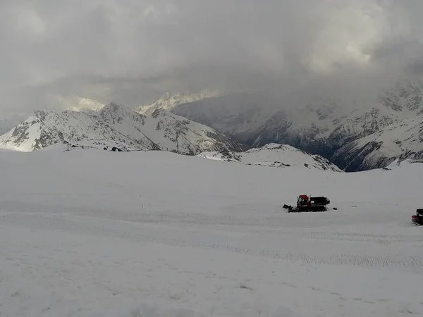 Śnieżne Góry Elbrus Słoneczny Dzień — Zdjęcie stockowe