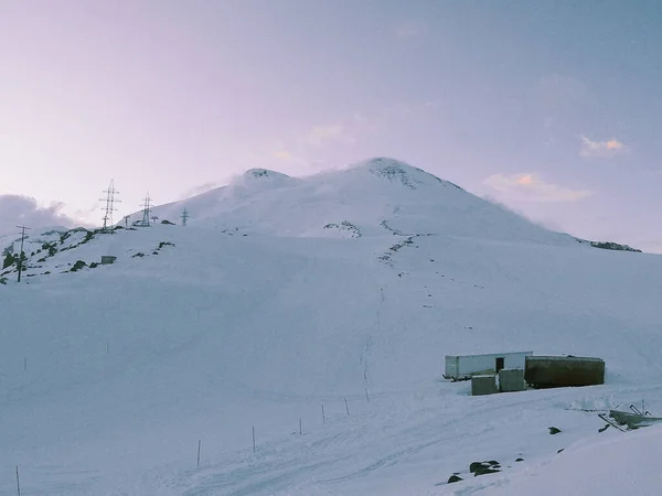 Τουριστικά Σπίτια Στο Έλμπρους Χιονισμένα Βουνά Την Αυγή — Φωτογραφία Αρχείου