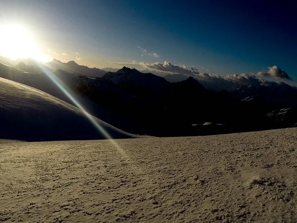 Snöiga Berg Elbrus Solig Dag — Stockfoto
