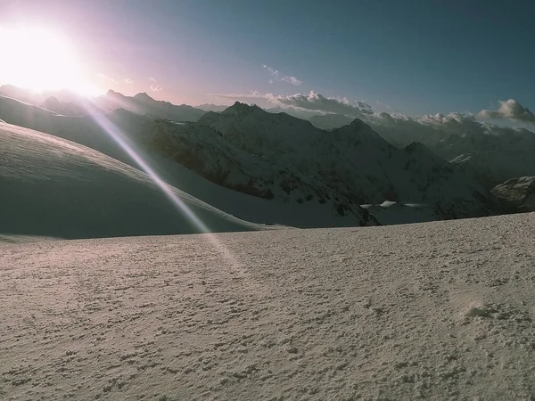Snöiga Berg Elbrus Solig Dag — Stockfoto