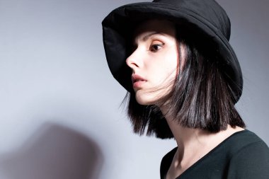 Siyah panama şapkalı kadın.