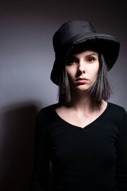 Siyah panama şapkalı kadın.