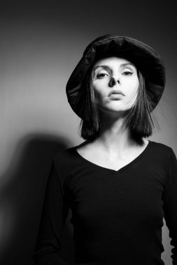 Siyah panama şapkalı kadın.