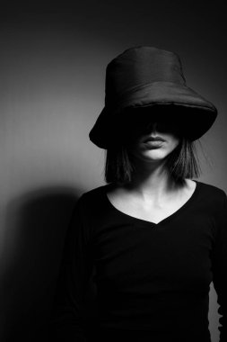 Siyah panama şapkalı kadın.