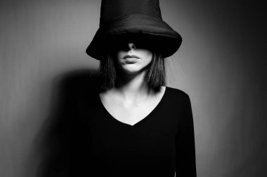 Siyah panama şapkalı kadın.