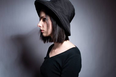 Siyah panama şapkalı kadın.