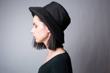 Siyah panama şapkalı kadın.