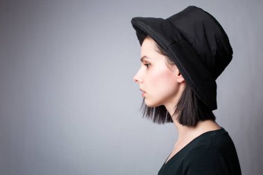 Siyah panama şapkalı kadın.