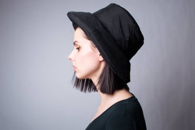 Siyah panama şapkalı kadın.