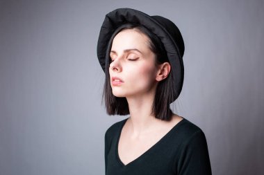 Siyah panama şapkalı kadın.