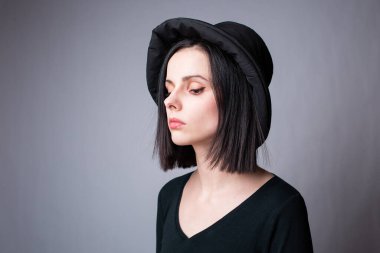 Siyah panama şapkalı kadın.