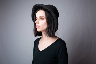 Siyah panama şapkalı kadın.