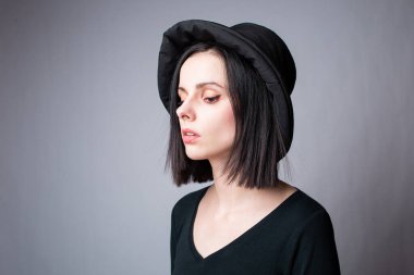 Siyah panama şapkalı kadın.