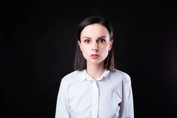 Mulher Camisa Branca Fundo Preto — Fotografia de Stock