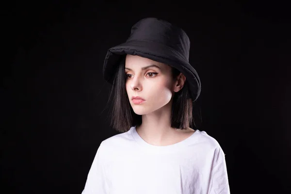 Vrouw Wit Shirt Zwarte Hoed — Stockfoto