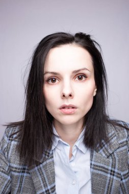 Ofis elbiseli kadın yönetici, resmi kıyafet zorunluluğu.