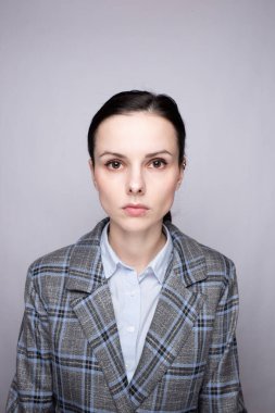 Kafes kıyafetli kadın ofis çalışanı.