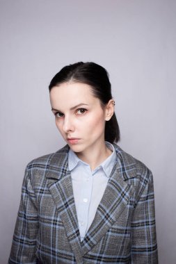 Kafes kıyafetli kadın ofis çalışanı.