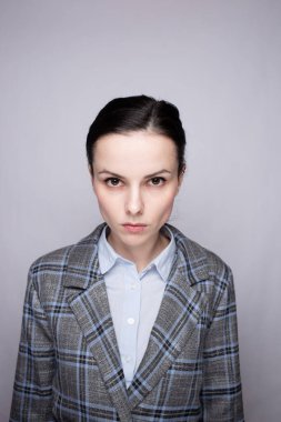 Kafes kıyafetli kadın ofis çalışanı.