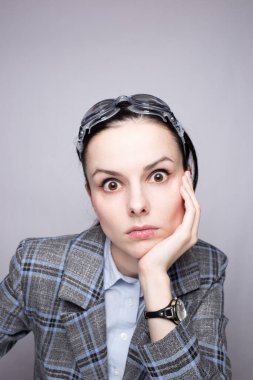 Havuz için gözlük takan kadın ofis çalışanı.